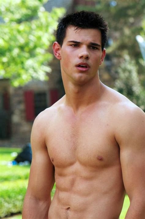Taylor Lautner Sexy (4 Photos) Full archive of him photos and videos from ICLOUD LEAKS 2023 Here. Sexy pictures of Taylor Lautner. He’s a total badass (who, most likely, likes turtles). Enjoy staring at the tight-bodied Twilight hunk and stick around for more. There’s going to be LOTS more. 